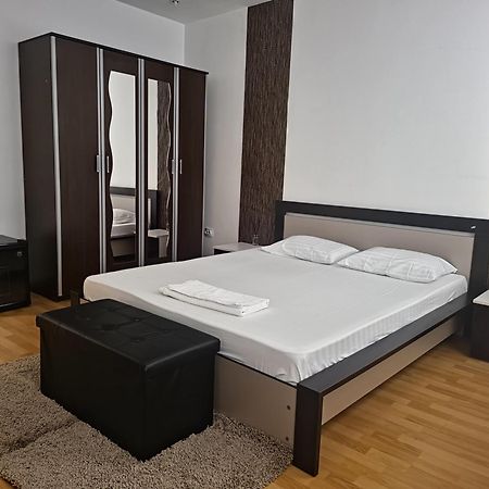 Aparthotel Yanis Bukares Bagian luar foto