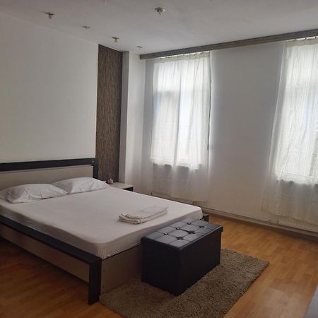 Aparthotel Yanis Bukares Bagian luar foto