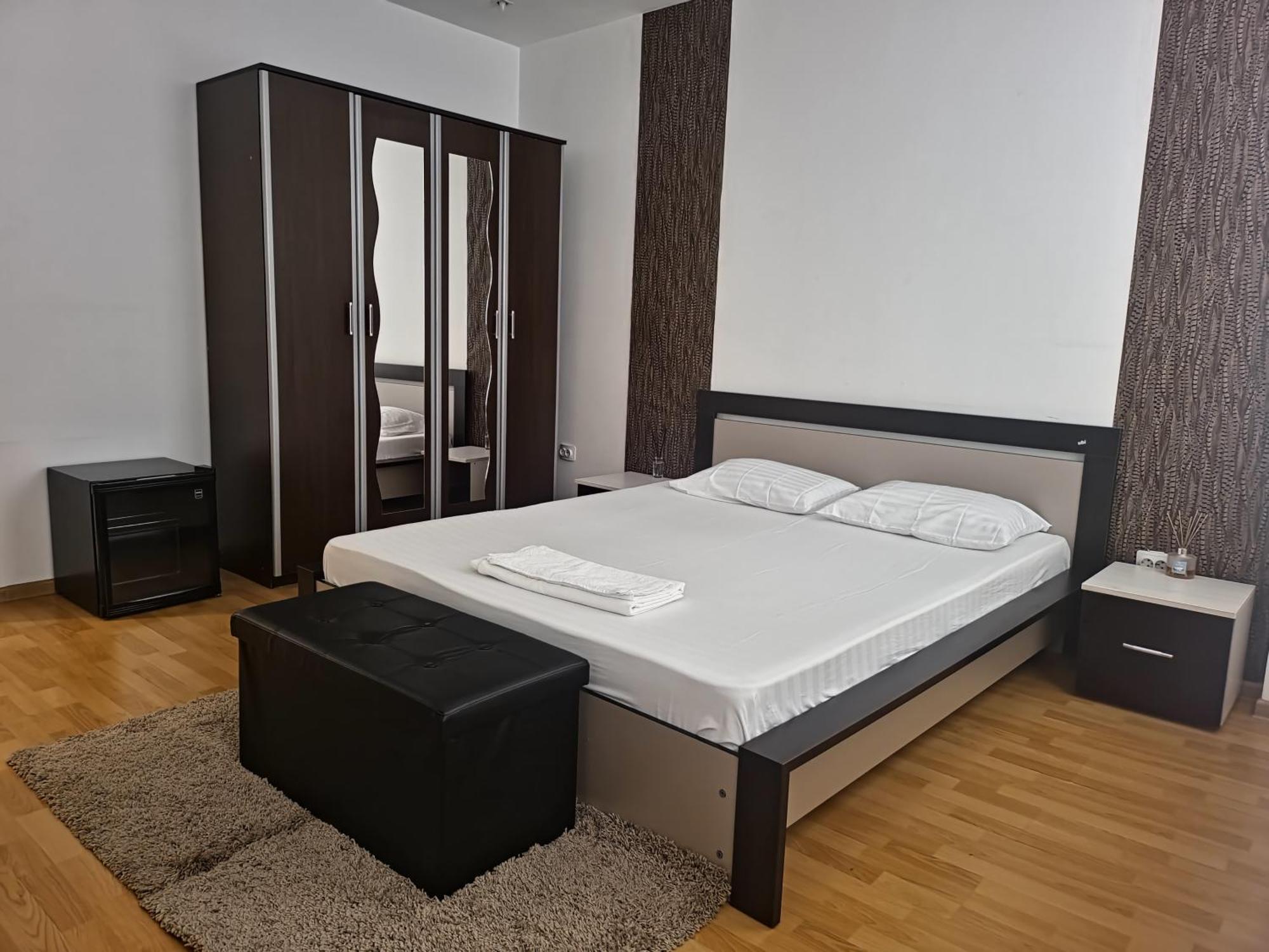 Aparthotel Yanis Bukares Bagian luar foto