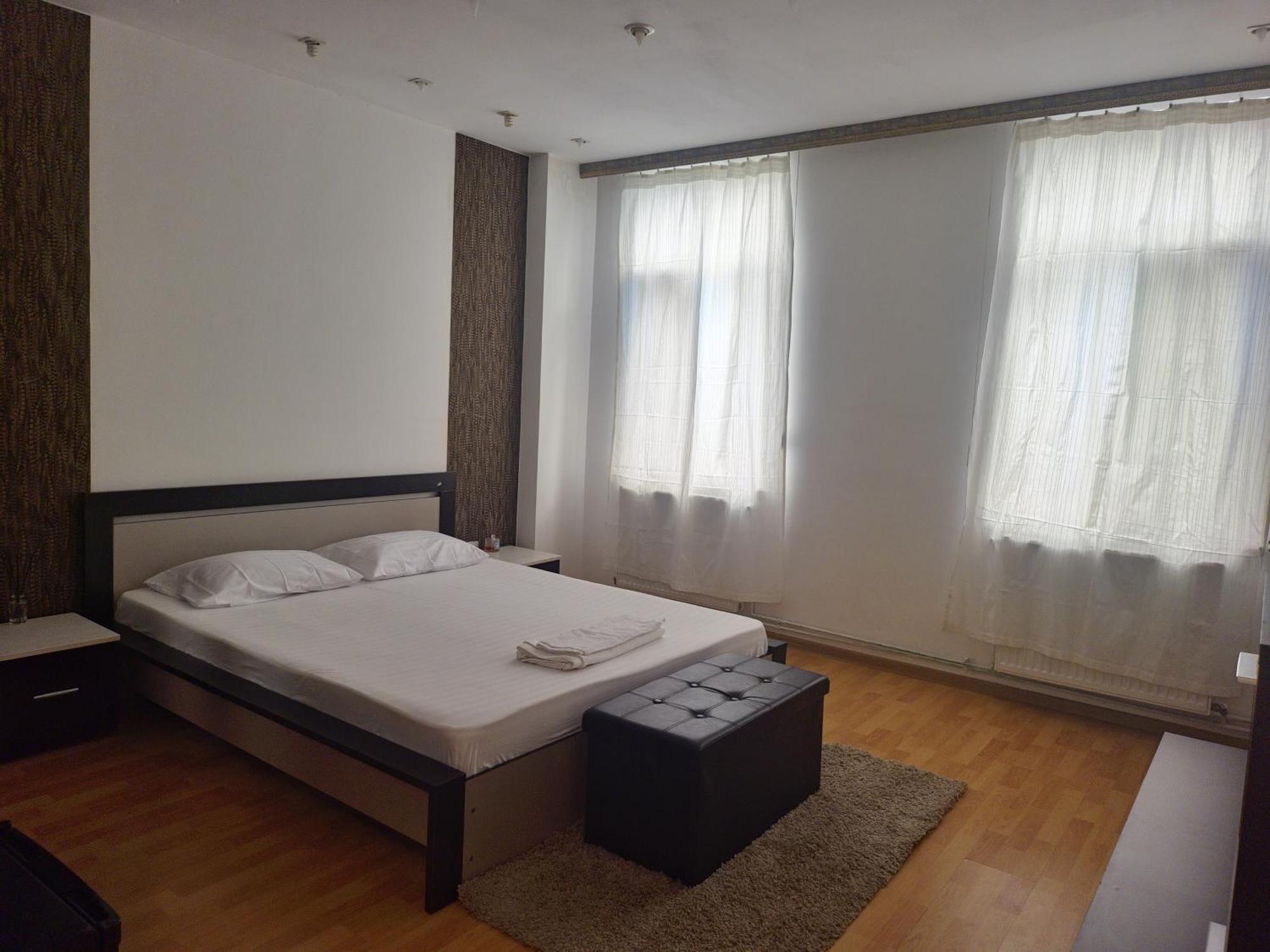 Aparthotel Yanis Bukares Bagian luar foto