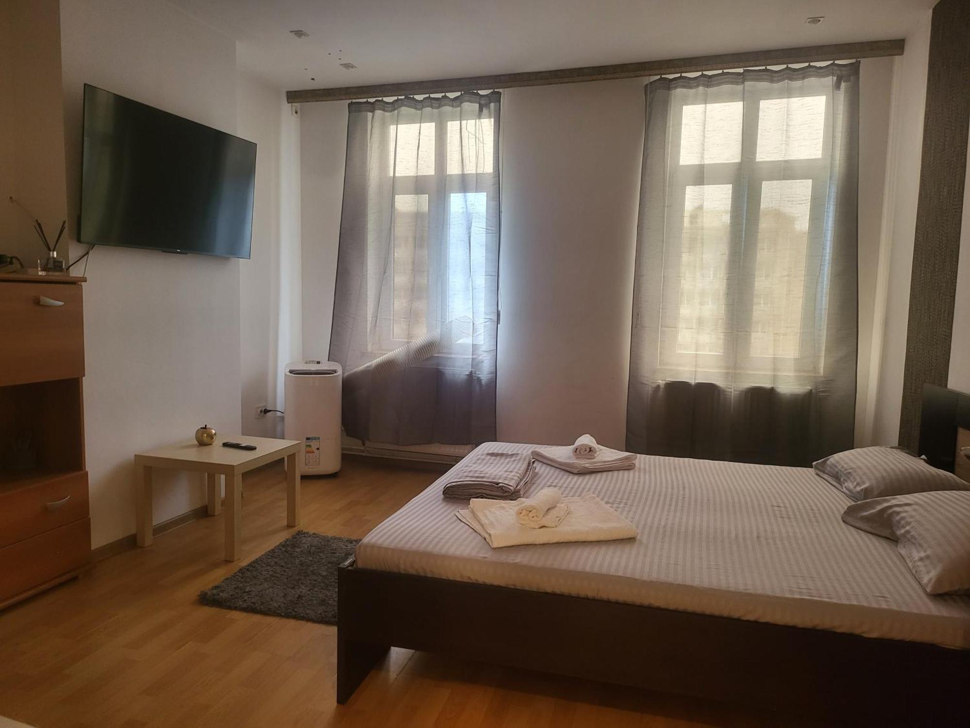 Aparthotel Yanis Bukares Bagian luar foto